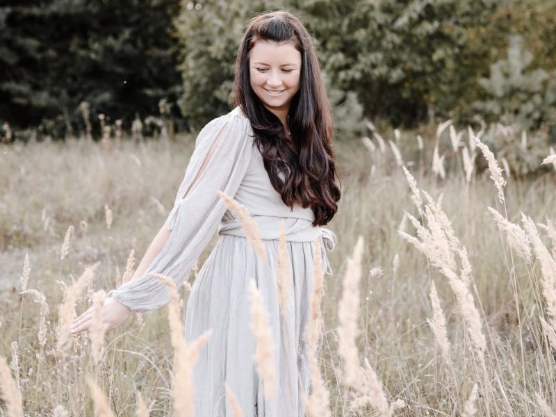 Das Bild zeigt ein Baby mit einem Nuggel im Mund.